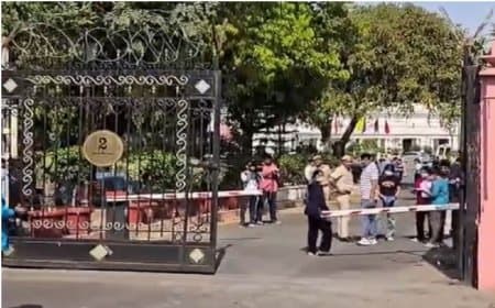 दिल्ली विधानसभा सुरक्षा चूक: बैरियर तोड़कर घुसी नकाबपोश की कार, विधानसभा अध्यक्ष के दफ्तर पर रखा गुलदस्ता