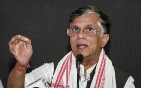 असम पुलिस पवन खेड़ा के दिल्ली आवास पर, सीएम हिमंता की पत्नी की FIR के बाद बड़ी कार्रवाई