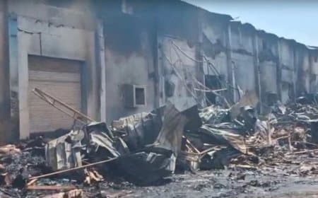 छिंदवाड़ा डिस्पोजल फैक्ट्री में लगी आग, मालिक ने जान पर खेलकर बाहर निकाले 28 लाख कैश  