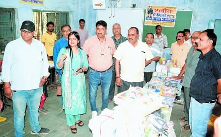 फरवरी में बिकनी शुरू हो जाती हैं किताबें अप्रैल में औपचारिकता दिखाता है प्रशासन