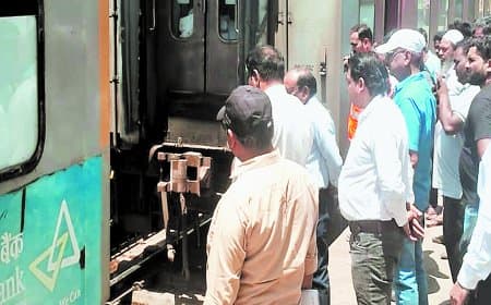 ज्ञानगंगा एक्सप्रेस में तकनीकी खामी, एसी कोच अलग, सतना में रुकी ट्रेन