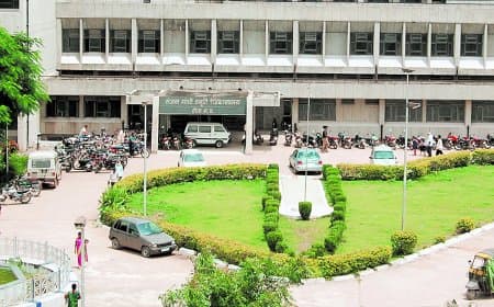 एक्सपायरी अग्निशामक यंत्रों पर स्टीकर, अस्पताल सुरक्षा पर उठे गंभीर सवाल