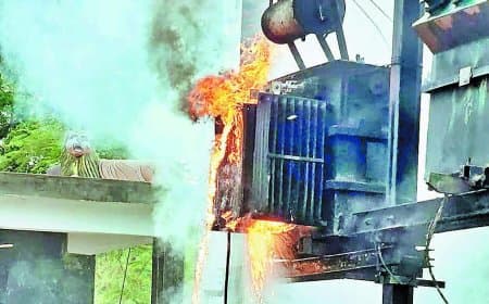 कचरा जलाने से ट्रांसफार्मर फुंका, आग में कार भी आई चपेट में