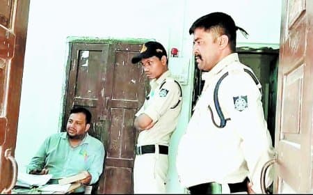 अस्पताल बेड पर शराब पी रहे मरीज ने डॉक्टर पर चलाई गोली