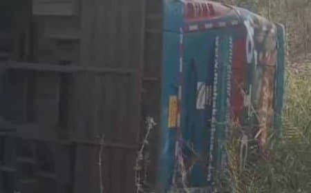 मध्यप्रदेश: टीकमगढ़ में सागर रोड पर पलटी बस, 15 यात्री घायल