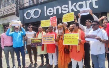 लेंसकार्ट ड्रेस कोड विवाद: भोपाल में हिंदू संगठनों का प्रदर्शन और बहिष्कार की चेतावनी