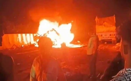 उत्तरप्रदेश: मिर्जापुर में भीषण हादसा... ट्रक से टकराई बोलेरो-कार, नौ लोग जले जिंदा... हादसे में 11 की मौत