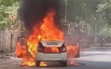 मध्यप्रदेश: भिंड में खड़ी सीएनजी कार बनी आग का गोला... चालक ने शीशा तोड़कर बचाई जान