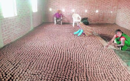 आदिवासी महिलाओं ने माटी की गेंद में सहेजी औषधियों की संपदा