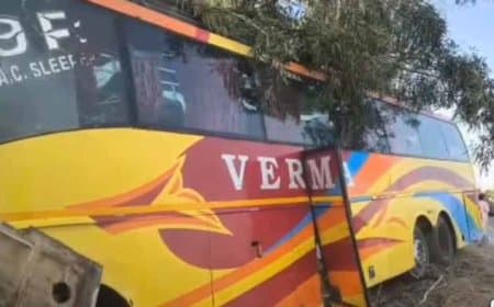 मध्यप्रदेश: भोपाल-इंदौर हाईवे पर भीषण हादसा...बेकाबू तेज रफ्तार बस पेड़ से टकराई,  एक की मौत