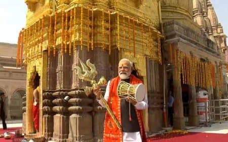 वाराणसी: पीएम मोदी ने काशी विश्वनाथ मंदिर के बाहर हवा में लहराया त्रिशूल... 108 बटुकों ने किया शंखनाद