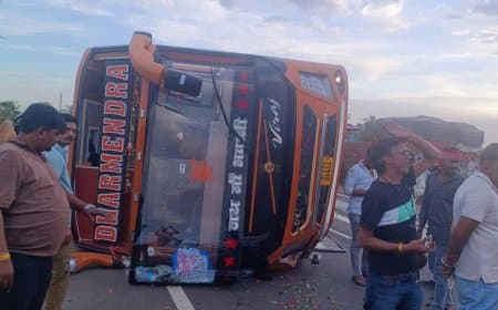 मध्यप्रदेश: मातम में बदलीं खुशियां... बारातियों से भरी बस पलटी... तीन की मौत.. आठ की हालत गंभीर,