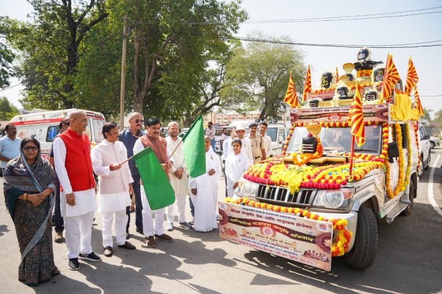 मध्यप्रदेश: मुख्यमंत्री रीवा में पारिवारिक सद्भावना जागृति अभियान के रथ को दिखाई हरी झंडी 