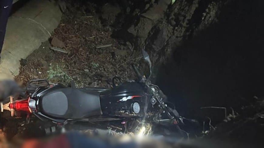 दुर्घटना चारटोला के पास हलोन बांध मार्ग पर, टोल प्लाजा से कुछ किलोमीटर दूर हुई।