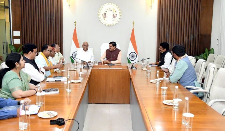 सरकार द्वारा गठित मंत्री समूह के सदस्य एवं कृषक प्रतिनिधियों के साथ हुई बैठक