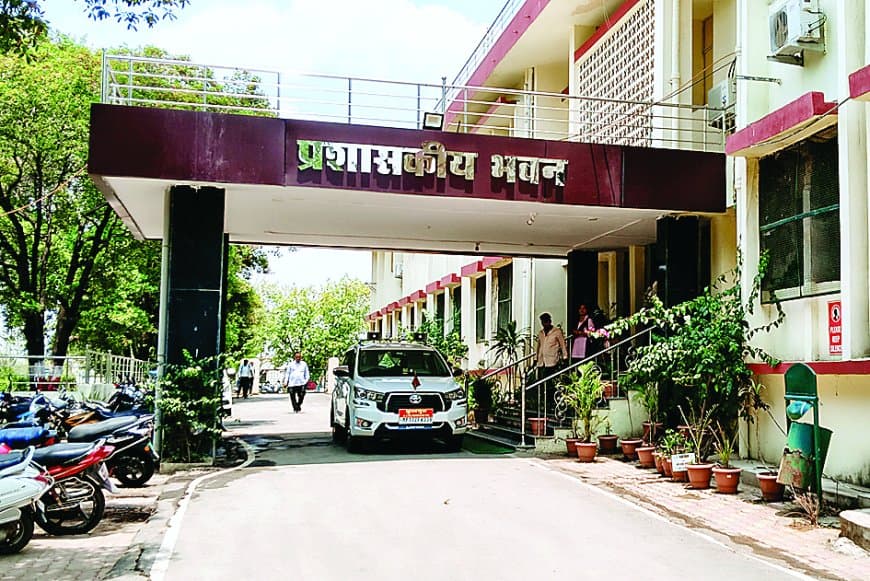 सीधी शिक्षा महाविद्यालय में प्रैक्टिकल लेने गए 3 शिक्षकों ने मांगे 15-15 हजार, प्राचार्य ने की कुलसचिव से शिकायत