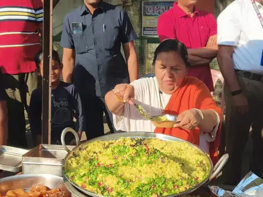 मध्यप्रदेश: पूर्व मुख्यमंत्री उमा ने चौंकाया... टीकमगढ़ में खोली नाश्ते की दुकान सड़क किनारे हाथठेला लगाकर पोहा-जलेबी बेची।