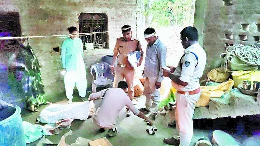 नशीली कफ सिरप और अवैध शराब के साथ महिला गिरफ्तार, पति फरार