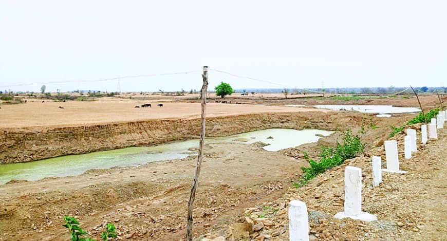 लोक सरोवर योजना में लापरवाही, गड्ढों ने बढ़ाया खतरा, ग्रामीणों में भारी आक्रोश