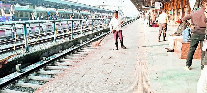 ठेकेदारों ने रोकी सफाई कर्मियों की तनख्वाह, सतना स्टेशन की व्यवस्था बदहाल