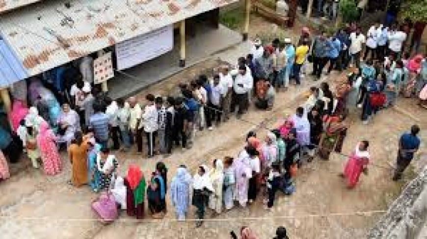 मतदान करते लोग।