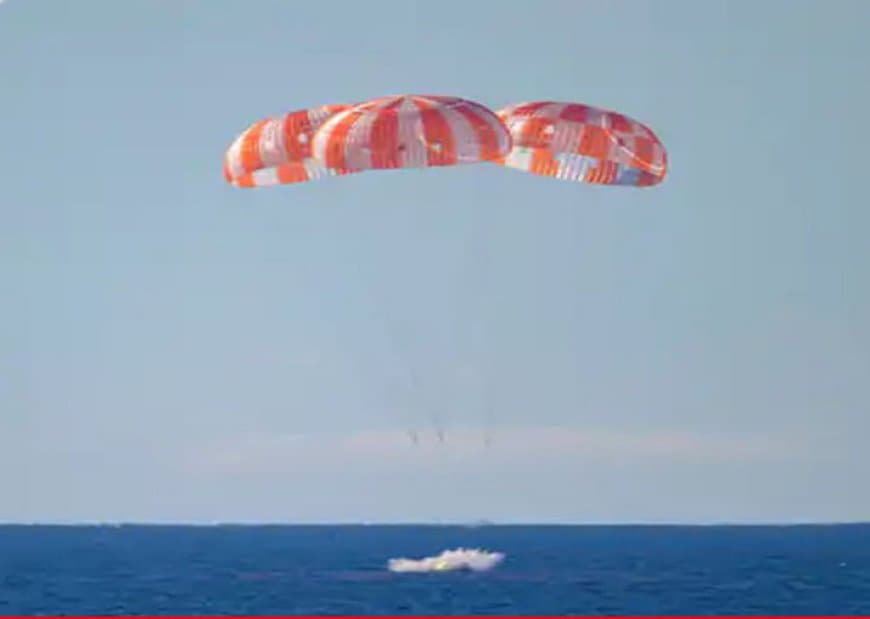 सुबह 5:37 बजे उनका ओरियन कैप्सूल अमेरिका के सैन डिएगो के तट के पास प्रशांत महासागर में सफल लैंड हुआ।