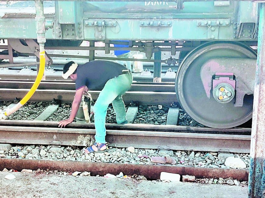 जान जोखिम में डाल ट्रैक पार करते वेंडर, नियमों की धज्जियां उड़ती रहीं रोज