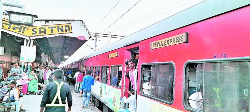 एसी कोचों में एमएसटी यात्रियों की घुसपैठ, आरक्षित यात्रियों की परेशानी बढ़ी लगातार