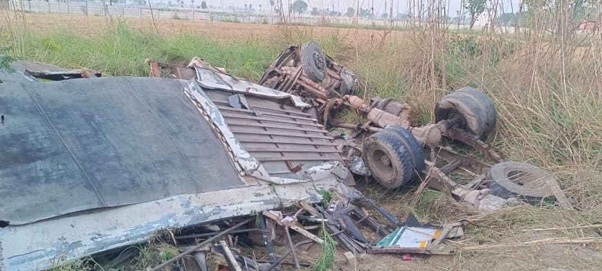 खाई में जा गिरे और बस पूरी तरह से ट्रक के नीचे दब गई।