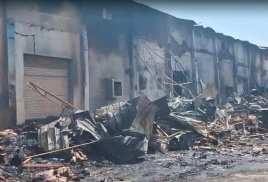 छिंदवाड़ा डिस्पोजल फैक्ट्री में लगी आग, मालिक ने जान पर खेलकर बाहर निकाले 28 लाख कैश  