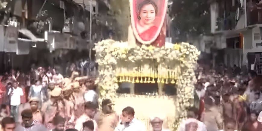 आशा भोसले का राजकीय सम्मान के साथ अंतिम संस्कार, तिरंगे में लिपटी दिखीं सुरों की मलिका