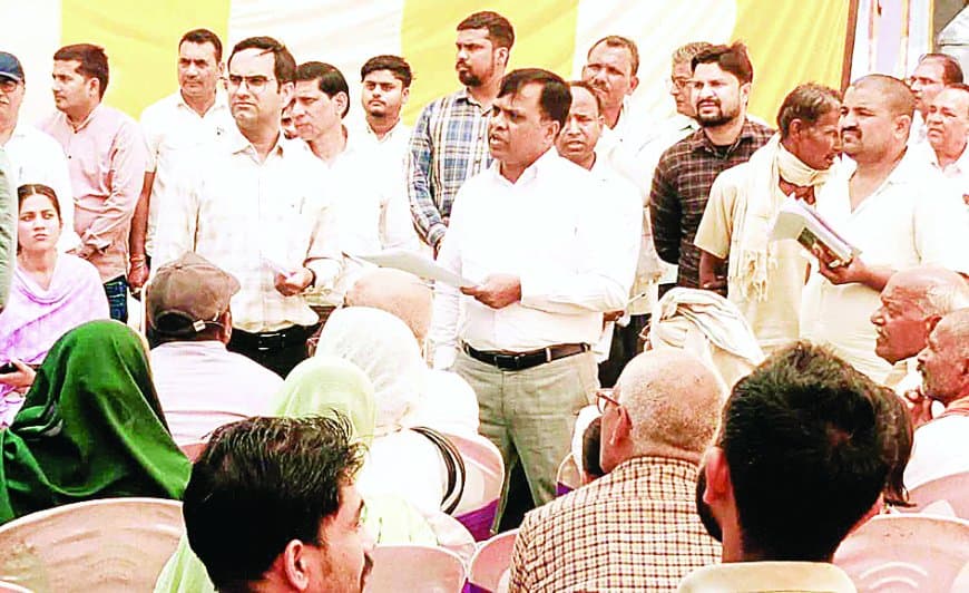 नवागत रीवा कलेक्टर बस से पहुंचे गांव, जतरी में लगा कलेक्ट्रेट, सुनीं समस्याएं सीधे