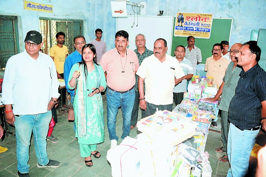 फरवरी में बिकनी शुरू हो जाती हैं किताबें अप्रैल में औपचारिकता दिखाता है प्रशासन