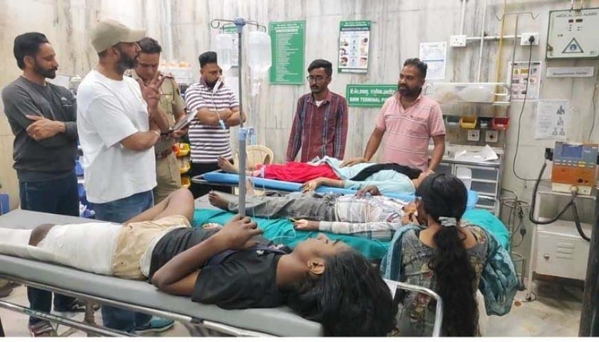 पंजाब में भीषण हादसा: फतेहगढ़ साहिब में पलटी बस, छह श्रद्धालुओं की मौत... 25 घायल पंजाब में भीषण हादसा: फतेहगढ़ साहिब में पलटी बस, छह श्रद्धालुओं की मौत... 25 घायल