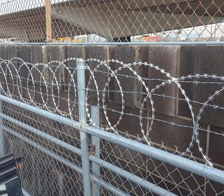 अंतरराष्ट्रीय सीमा पर स्मार्ट फेंसिग कंटीली तार लगाई जा रही है।