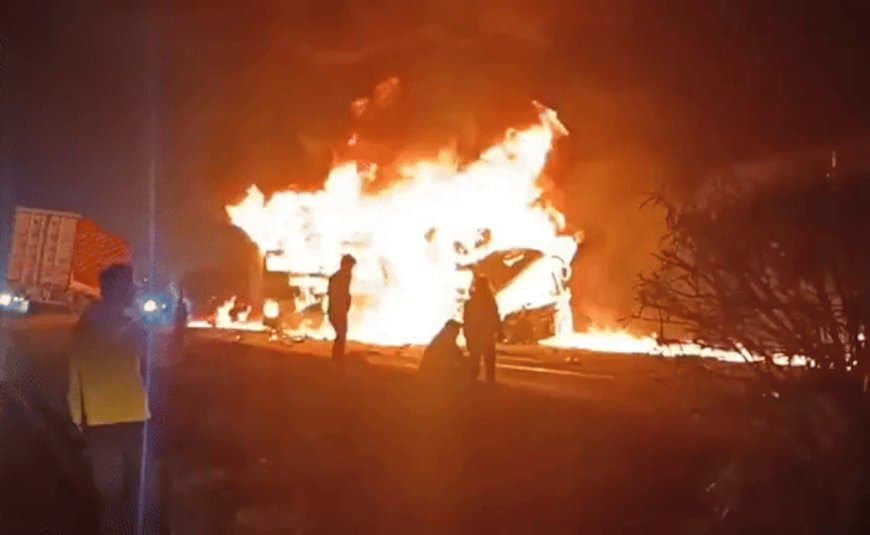 बस के बीच आमने-सामने की टक्कर के बाद कार में भीषण आग लग गई