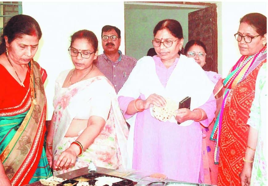 जनगणना प्रशिक्षण में बदबूदार खाना परोसा, शिक्षकों ने थालियां फेंकी नाराजगी जताई