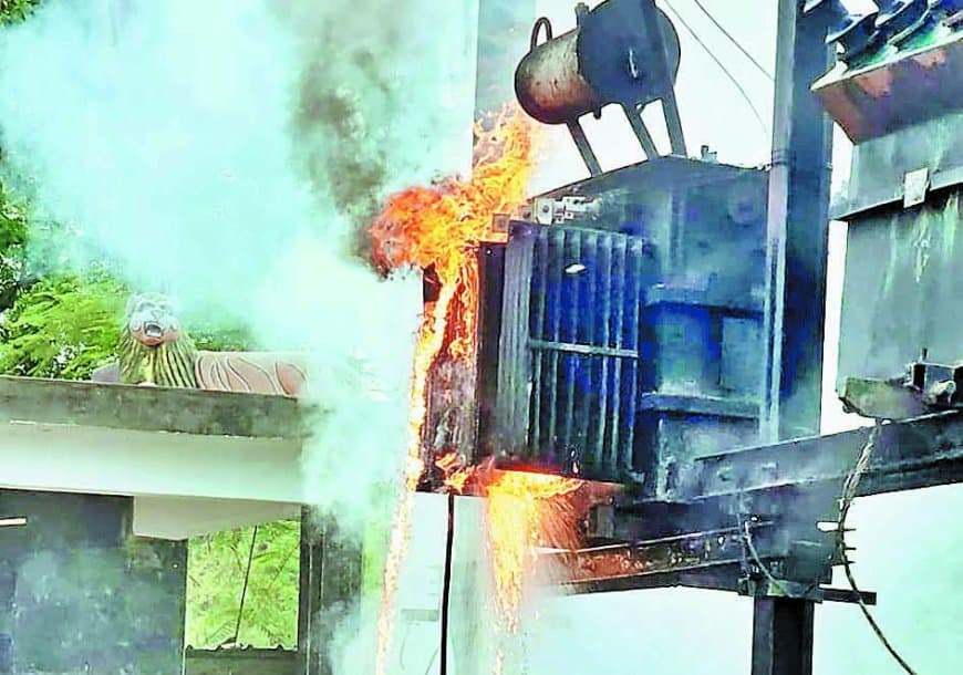 कचरा जलाने से ट्रांसफार्मर फुंका, आग में कार भी आई चपेट में