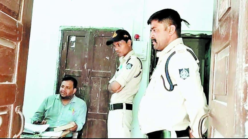 अस्पताल बेड पर शराब पी रहे मरीज ने डॉक्टर पर चलाई गोली