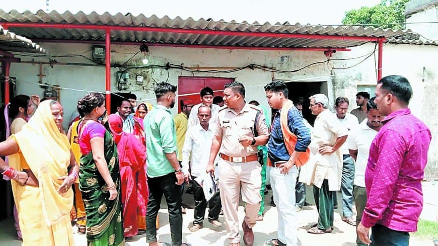 जमीन विवाद में युवक की पीट-पीटकर हत्या, पत्नी घायल, पांच आरोपी हिरासत में