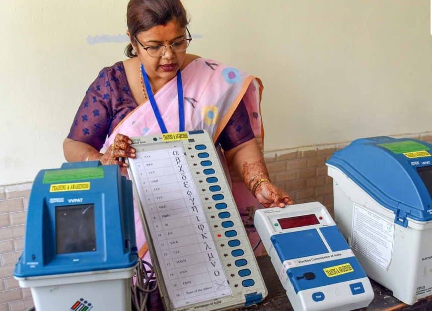 सावधान! ईवीएम बटन पर इत्र या गोंद लगाने को छेड़छाड़ और चुनावी अपराध माना जाएगा