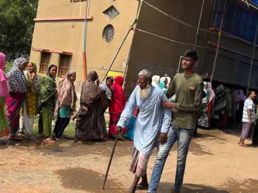 पश्चिम बंगाल में हिंसा: वोटिंग के दौरान मुर्शिदाबाद में फेंके गए देसी बम, कई मतदाता घायल