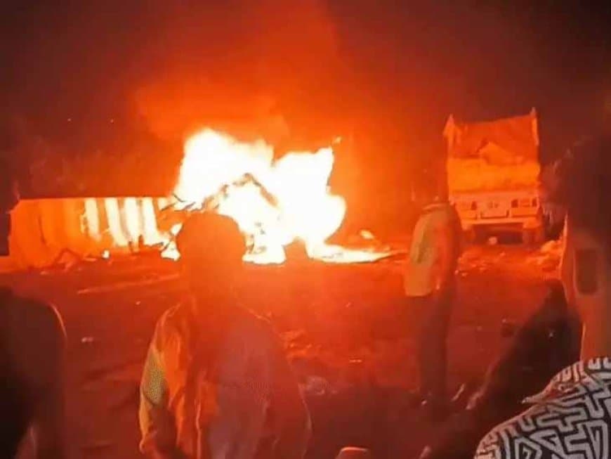 उत्तरप्रदेश: मिर्जापुर में भीषण हादसा... ट्रक से टकराई बोलेरो-कार, नौ लोग जले जिंदा... हादसे में 11 की मौत