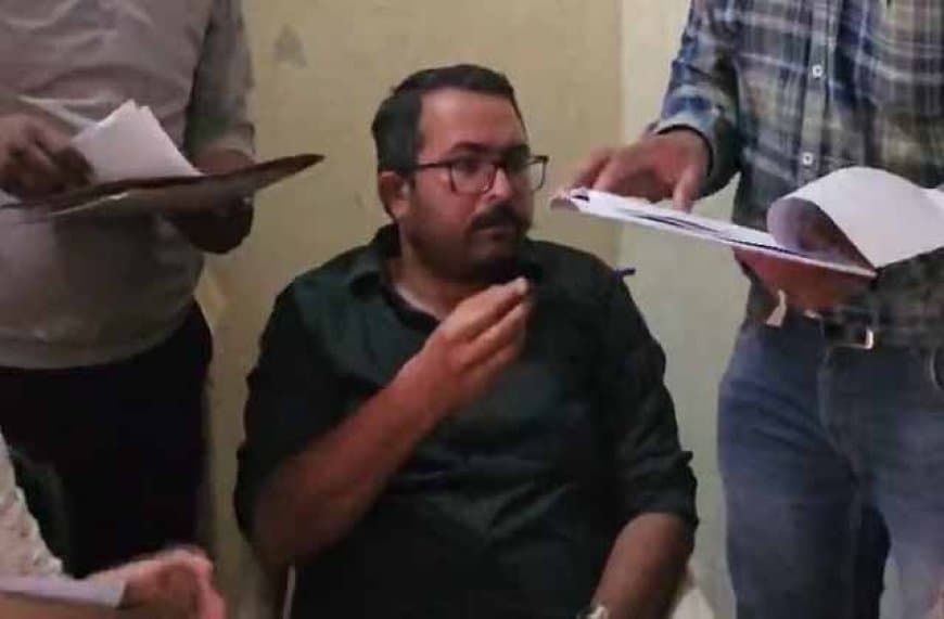 वन विभाग के एक वनरक्षक को रिश्वत लेते रंगे हाथों गिरफ्तार किया।