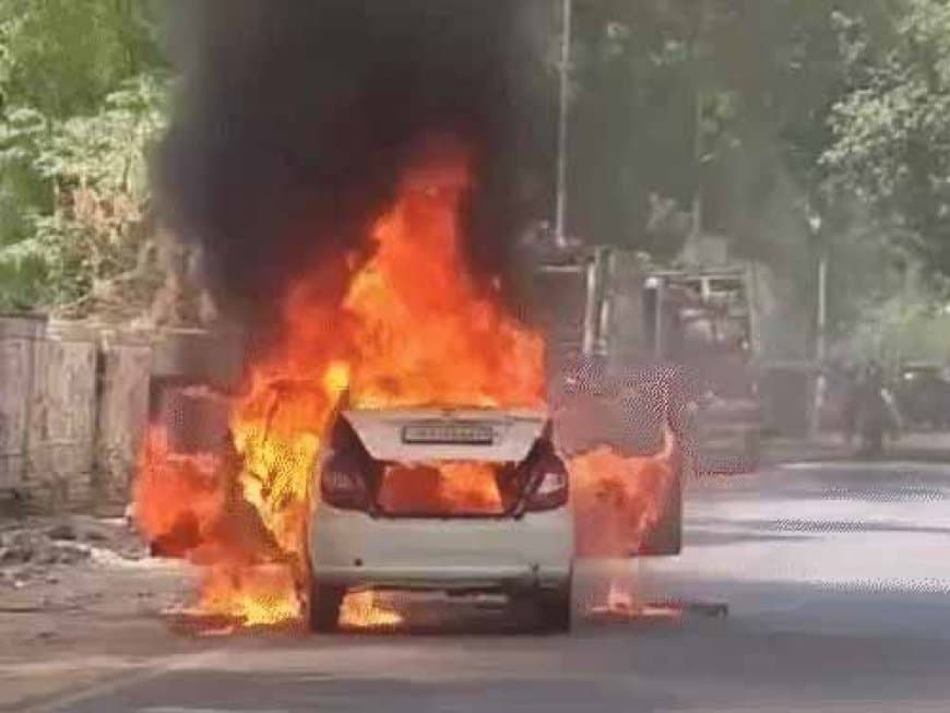 मध्यप्रदेश: भिंड में खड़ी सीएनजी कार बनी आग का गोला... चालक ने शीशा तोड़कर बचाई जान