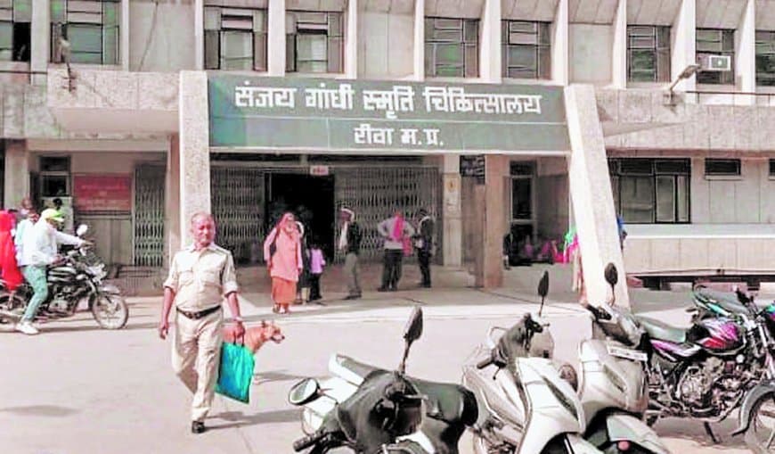 फ्रीजर की जगह गद्दे से लिपटा स्टेचर में ही पड़ा रहा युवक-युवती का शव