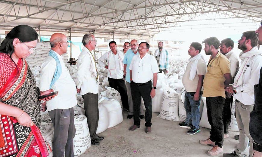 व्यवस्था में कमी पर कमिश्नर नाराज, खैरा केंद्र प्रबंधक को नोटिस जारी होगा