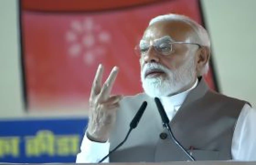 प्रधानमंत्री नरेंद्र मोदी ने अपने संसदीय क्षेत्र वाराणसी के दौरे पर.।