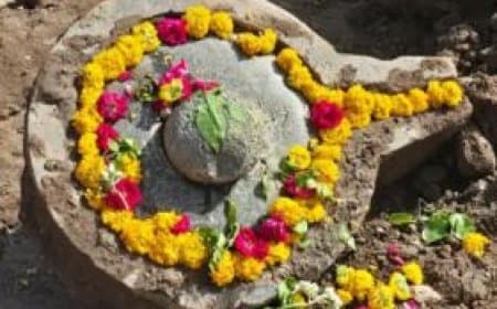 उज्जैन महाकाल मंदिर परिसर में खुदाई के दौरान निकला प्राचीन शिवलिंग, दर्शन के लिए उमड़ी भीड़
