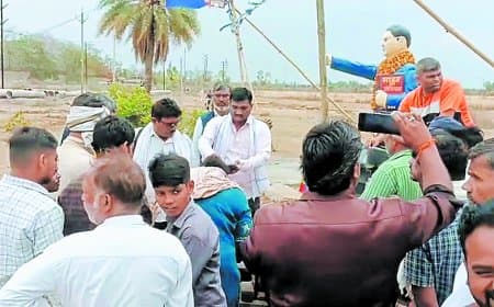 विवादित जमीन पर स्थापित अंबेडकर प्रतिमा खंडित होने पर चकाजाम की कोशिश